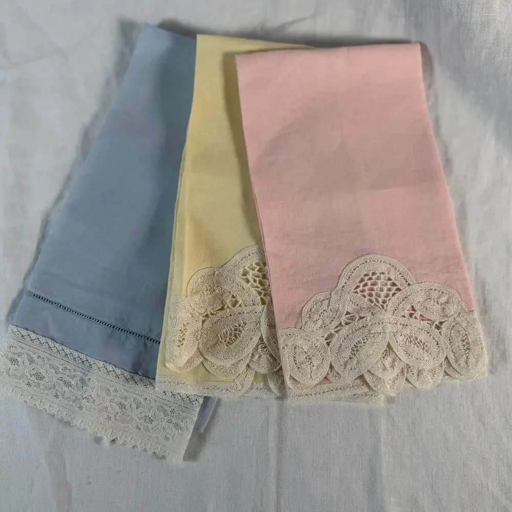 Vintage 1950s Linen Finger Towels Set of 3, Pastel Lace Border Guest Hand Towels